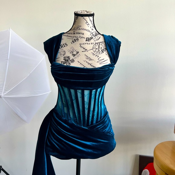 This cute princess like dress is from Miss Circle! Absolutely love the color!!! - Picture 4 of 6